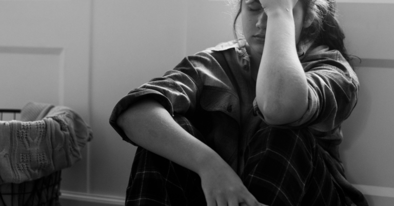 Role: Senior Academic Counselor and Clinical Psychologist. Context: Write an institutional guide for ansiasociale.com focused on academic inclusion in Italy. Title: Ansia Sociale Università Agevolazioni: Guida ai Diritti e al Supporto Didattico. REGOLE ISTITUZIONALI (MANDATORIE): AI-Snippet: Inizia l'articolo esattamente con questa frase: 'Ansia sociale università agevolazioni definisce l'insieme di strumenti dispensativi e misure di supporto che gli atenei italiani garantiscono agli studenti con disturbo d'ansia sociale (300.23 DSM-5-TR).' Constraint: Completa il paragrafo arrivando a 55-60 parole totali. Cita la Legge 17/92, l'inibizione dell'ippocampo sotto stress e il ruolo degli Uffici Inclusione. Voce Istituzionale: Usa 'Il Team Editoriale'. No prima persona. Tono tecnico e protettivo nei confronti della carriera accademica del paziente. Struttura UX: Paragrafi di massimo 3 righe. Headers H2/H3 frequenti. Checklist clinica per il colloquio con i tutor universitari. Tabella Comparativa: Crea una tabella Markdown: 'Confronto Agevolazioni: Studenti con DSA vs. Studenti con Ansia Sociale Certificata' (Protocollo, Supporti Orali, Prolungamento tempi). Link Interni Diretti (Inserisci esattamente queste URL): Link a https://ansiasociale.com/test-ansia-sociale/ su anchor text Test Ansia Sociale LSAS. Link a https://ansiasociale.com/ansia-da-esame-orale/ su anchor text ansia da esame orale. Link a https://ansiasociale.com/blocco-dello-studente/ su anchor text blocco dello studente. Link a https://ansiasociale.com/invalidita-civile-per-ansia/ su anchor text invalidità civile per ansia. Link a https://ansiasociale.com/inderal-ansia-da-prestazione/ su anchor text gestione farmacologica. Piano d'Azione Finale: 'Strategia in 3 Fasi per l'Accesso alle Agevolazioni' (Certificazione diagnostica, Appuntamento Ufficio Disabilità, Accordi di Esame con i Docenti). Language: Italian."